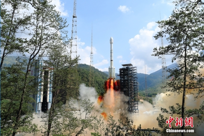 5月17日10時49分，我國在西昌衛(wèi)星發(fā)射中心用長征三號乙運載火箭，成功發(fā)射第五十六顆北斗導(dǎo)航衛(wèi)星。該衛(wèi)星屬地球靜止軌道衛(wèi)星，是我國北斗三號工程的首顆備份衛(wèi)星。入軌并完成在軌測試后，將接入北斗衛(wèi)星導(dǎo)航系統(tǒng)。此次發(fā)射是北斗三號工程高密度組網(wǎng)之后，時隔3年的首發(fā)任務(wù)。楊志遠(yuǎn) 攝