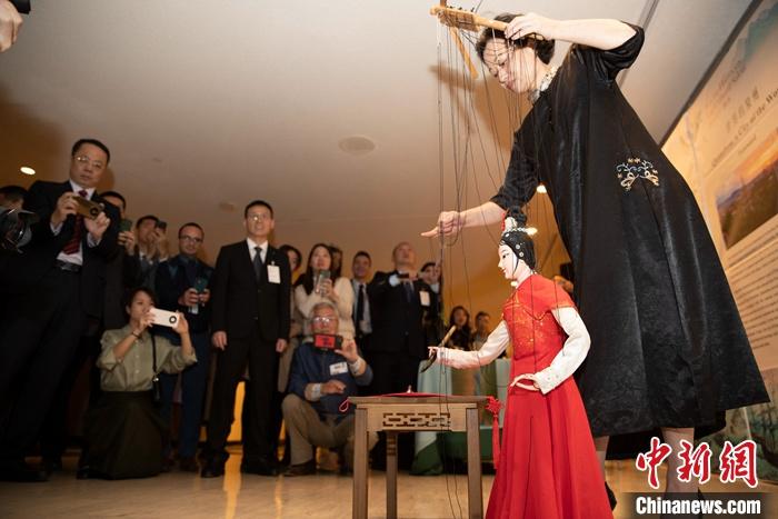當(dāng)?shù)貢r(shí)間5月19日，中國(guó)常駐聯(lián)合國(guó)代表團(tuán)、中國(guó)文化和旅游部、泉州市人民政府在紐約聯(lián)合國(guó)總部聯(lián)合舉辦“茶和天下·雅集”主題展覽和招待會(huì)。圖為展覽表演泉州提線木偶寫書法。 <a target='_blank' href='/' _fcksavedurl='/'><p  align=