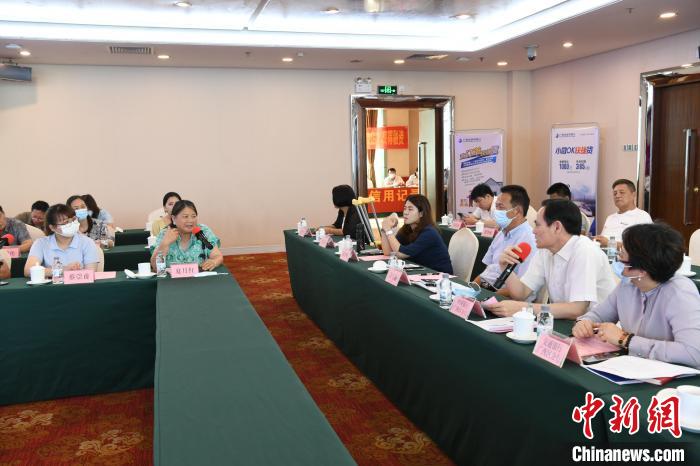 圖為中國銀行廣西分行代表在回應(yīng)桂林歸義生態(tài)農(nóng)業(yè)有限公司總經(jīng)理夏月紅的貸款需求?！∈Y雪林 攝