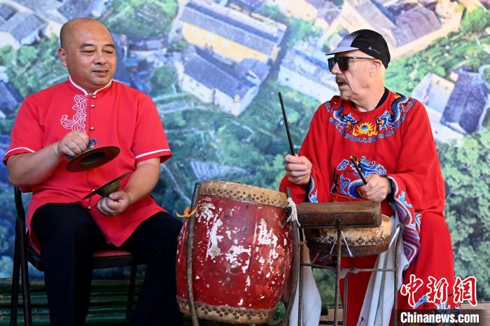 代表團成員在漳州市南靖縣與當?shù)孛耖g樂隊臨時組隊。　張金川 攝