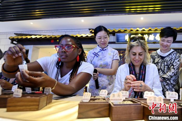 代表團成員在片仔癀博物館內制作中藥配方香囊?！埥鸫?攝