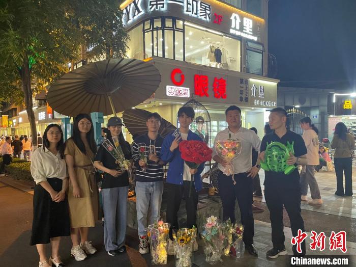 在東陽橫店，宣講團導(dǎo)師、成員與橫店演員(右三)合影。　 東陽市融媒體中心 供圖