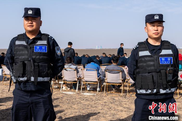 圖為承擔神舟十六號載人飛船安保任務(wù)的移民管理警察?！∨ｖ?攝