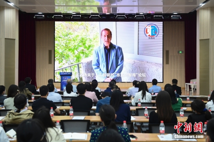 5月30日，<a target='_blank' href='/'>中新社</a>第二屆“東西問智庫”主題論壇在北京舉行，多位中外專家圍繞“AI革命與文明進(jìn)化”展開討論。圖為美國加州理工學(xué)院電氣工程和計(jì)算機(jī)科學(xué)教授、人工智能專家亞瑟·阿布-穆斯塔法通過視頻在論壇上作主旨演講。<a target='_blank' href='/'>中新社</a>記者 田雨昊 攝