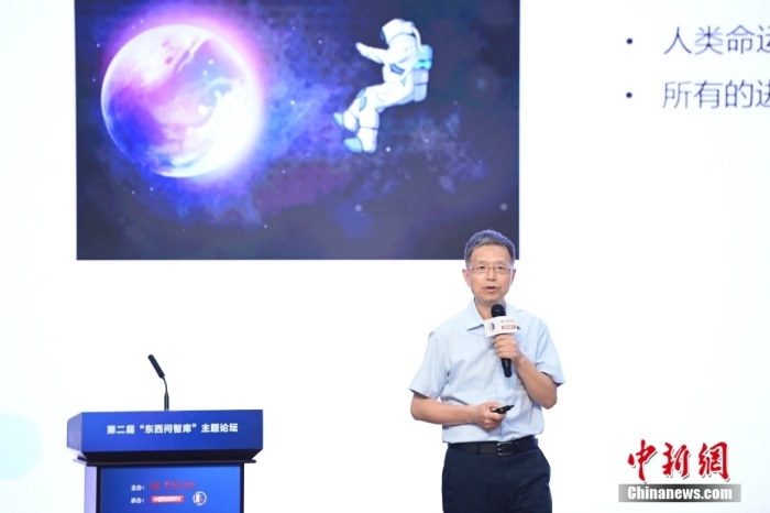 5月30日，<a target='_blank' href='/'>中新社</a>第二屆“東西問智庫”主題論壇在北京舉行，多位中外專家圍繞“AI革命與文明進(jìn)化”展開討論。圖為北京大學(xué)新聞與傳播學(xué)院教授胡泳在論壇上作主旨演講。<a target='_blank' href='/'>中新社</a>記者 田雨昊 攝