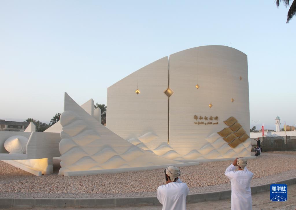 這是5月30日在阿曼第二大城市塞拉萊拍攝的鄭和碑。新華社記者 汪強(qiáng) 攝