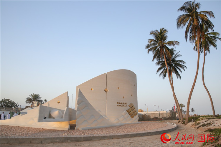 圖為位于阿曼塞拉萊市的鄭和紀(jì)念碑。人民網(wǎng)記者 任皓宇攝