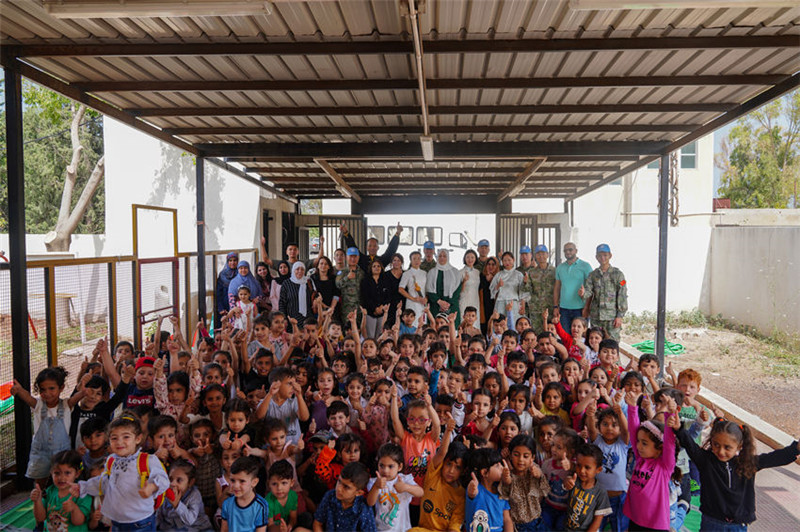 當(dāng)?shù)貢r(shí)間5月30日，黎巴嫩南部庫雷拉公立小學(xué)，“六一”國際兒童節(jié)前夕，中國第21批赴黎維和多功能工兵分隊(duì)官兵看望慰問學(xué)校師生，并開展文化交流活動(dòng)，圖為我維和官兵同師生合影。李竹林?jǐn)z