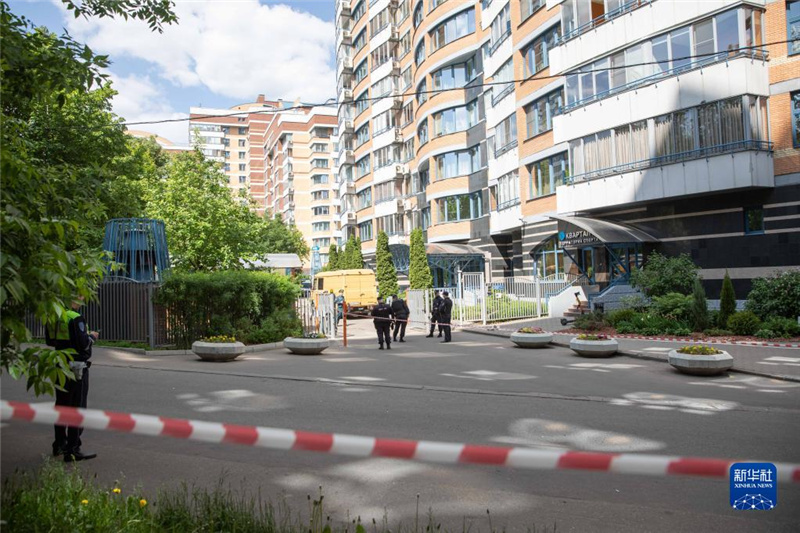 5月30日，警察在俄羅斯首都莫斯科的樓房遭襲現(xiàn)場(chǎng)警戒。新華社記者白雪騏攝