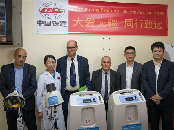 中國鐵建阿爾及利亞公司向當(dāng)?shù)蒯t(yī)院捐贈(zèng)醫(yī)療物資。鐵建國際供圖