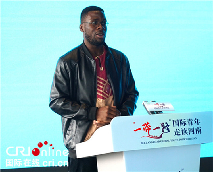 國際青年代表奕曉龍發(fā)言。賈親親 攝