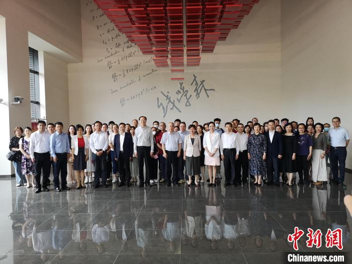 上海僑界人士參觀上海交通大學(xué)錢學(xué)森圖書館?！》队畋?攝