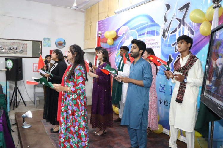 “漢語(yǔ)橋”世界大學(xué)生中文比賽卡拉奇賽區(qū)決賽現(xiàn)場(chǎng)，參賽選手共同演唱中文歌曲?？ɡ娲髮W(xué)孔子學(xué)院供圖