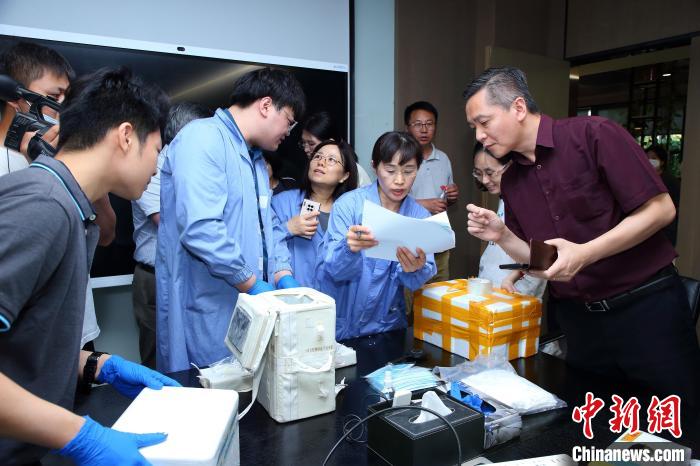 科研人員清點、查看隨神舟十五號返回地面的空間科學(xué)實驗樣品?！≈锌圃嚎臻g應(yīng)用中心 供圖