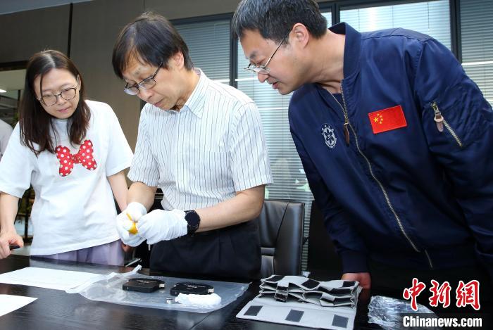 科研人員查看隨神舟十五號返回地面的空間科學(xué)實驗樣品?！≈锌圃嚎臻g應(yīng)用中心 供圖