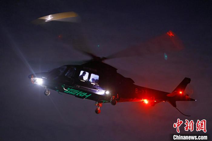 6月3日晚，游客乘坐上海新空直升機(jī)有限公司直升機(jī)開啟鳥瞰黃浦江空中圓夢(mèng)之旅?！∫罅⑶?攝