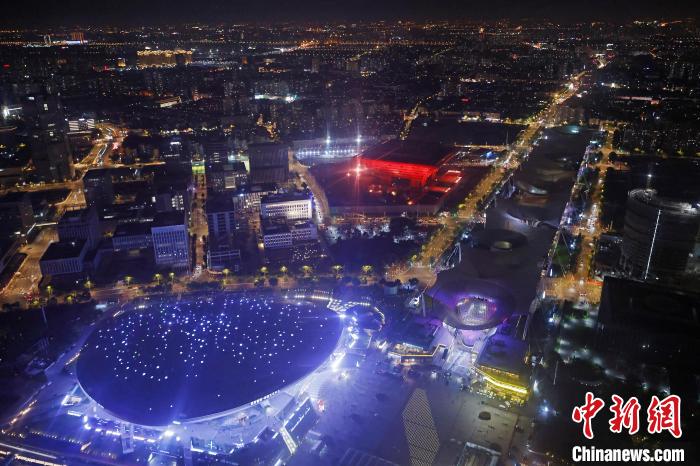 6月3日晚，鳥瞰上海黃浦江兩岸城市夜景?！∫罅⑶?攝