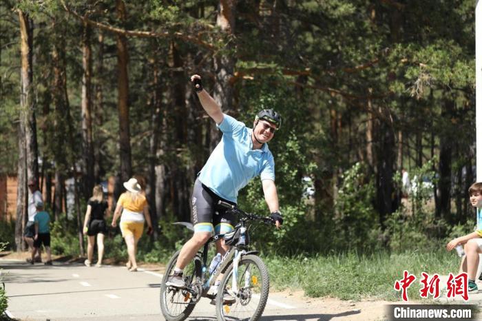 當(dāng)?shù)貢r間4日，哈外交部副部長羅曼·瓦西連科在騎行活動中?！喰琶貢幑﹫D