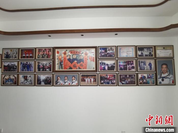 家中的照片墻上，新增了費俊龍此次飛天的照片?！＄娚?攝