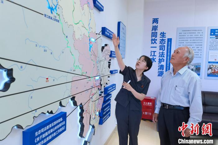 金門同胞參觀金門供水水源生態(tài)司法保護基地?！O虹 攝