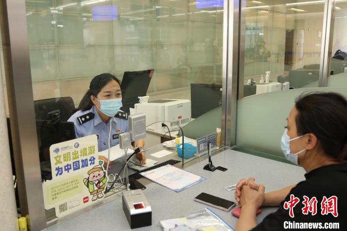 2023年1月9日至5月31日，上海市公安出入境管理部門共受理中國公民出入境證件228.5萬證次?！∩虾Ｊ泄簿止﹫D