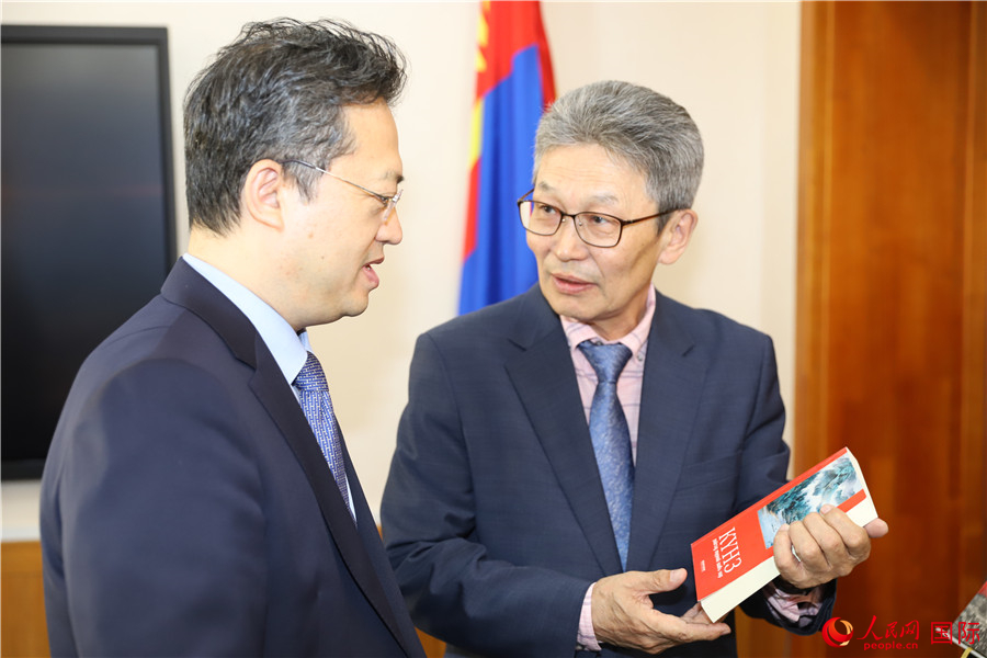 其米德策耶（右一）向李峙介紹翻譯成果。人民網(wǎng)記者 霍文攝