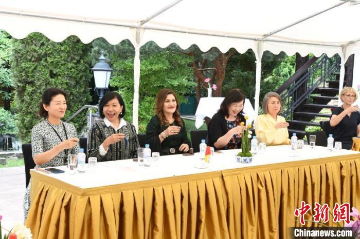 圖為嘉賓品味烏龍茶?！“亓种袊幕行墓﹫D。