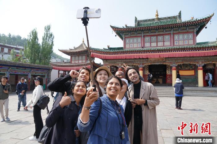 圖為外國記者在塔爾寺合影?！●R銘言 攝