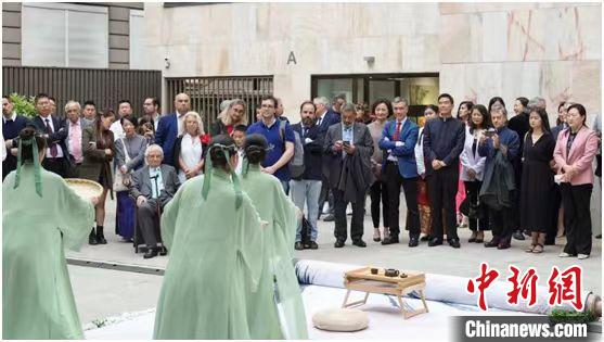 嘉賓觀看茶舞表演?！⌒抨?yáng)市委宣傳部供圖