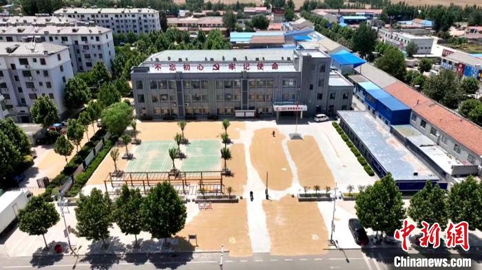 德州陵城區(qū)開放1297處鎮(zhèn)村公共場地，緩解農民曬糧難題。　陵城區(qū)委宣傳部供圖