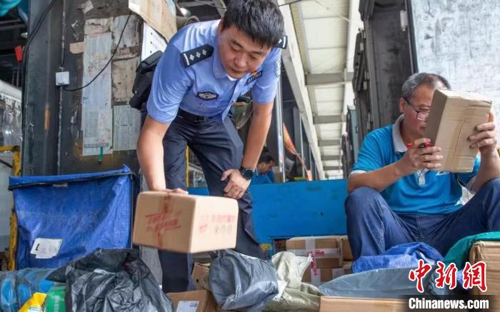 肥東縣公安局針對(duì)劇毒化學(xué)品和易制爆危險(xiǎn)化學(xué)品生產(chǎn)企業(yè)開(kāi)展安全檢查工作?！『戏示焦﹫D