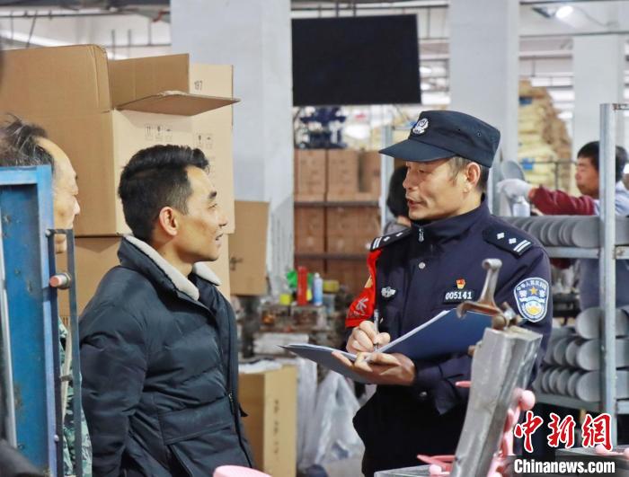 3月30日，大興派出所民警來(lái)到轄區(qū)中小企業(yè)，開(kāi)展“為民為企為項(xiàng)目”走訪活動(dòng)?！『戏示焦﹫D