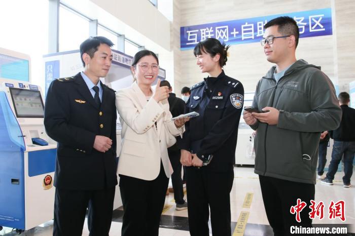 4月10日，安徽合肥，一家運(yùn)輸企業(yè)負(fù)責(zé)人在工作人員的指導(dǎo)下，使用小程序辦理車管業(yè)務(wù)?！『戏示焦﹫D