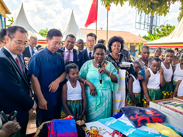 中國駐烏干達大使張利忠（右二）出席活動。 田雨攝