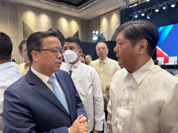 黃溪連大使與菲律賓總統(tǒng)馬科斯在會場上交談。中國駐菲律賓大使館供圖
