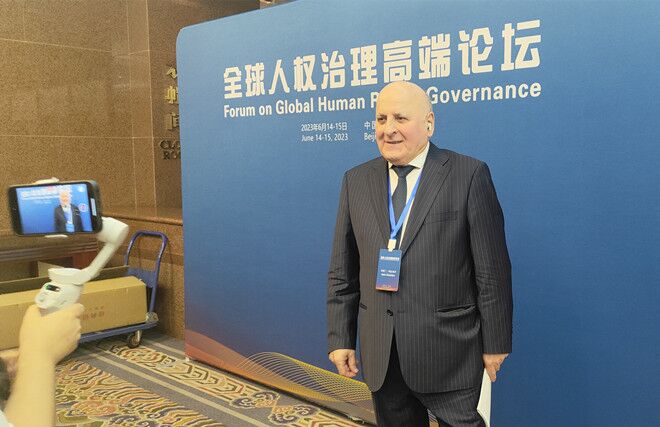 聯(lián)合國經(jīng)濟(jì)、社會及文化權(quán)利委員會副主席兼報(bào)告員、莫斯科國際關(guān)系學(xué)院國際法系主任阿斯蘭·阿巴希澤接受人民網(wǎng)記者采訪。圖片來源：視頻截圖