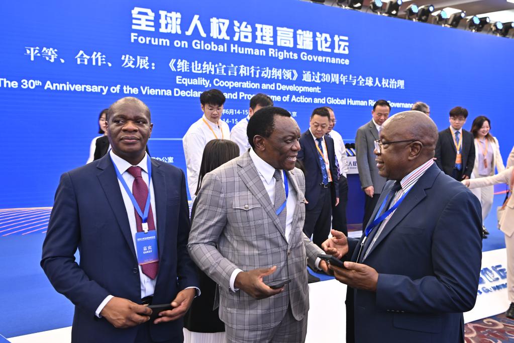 6月14日，與會(huì)者在論壇現(xiàn)場(chǎng)交流。新華社記者 李鑫 攝