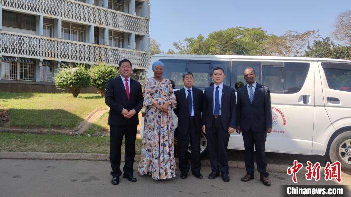 捐贈(zèng)儀式現(xiàn)場(chǎng)。　受訪者供圖