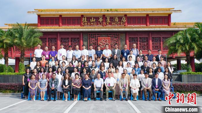 與會(huì)嘉賓合影留念。　羅詩(shī)慶 攝