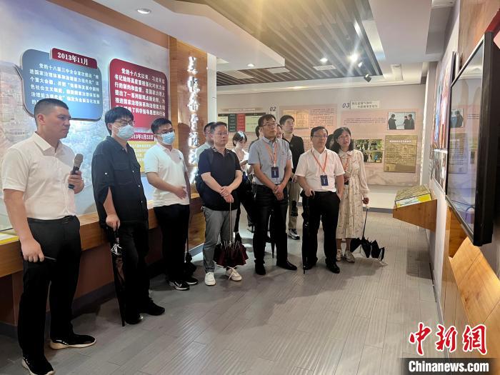 與會人員在后陳村走訪?！《做?攝