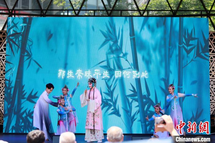 開幕式上舞臺(tái)展演之一《水舞昆韻》。