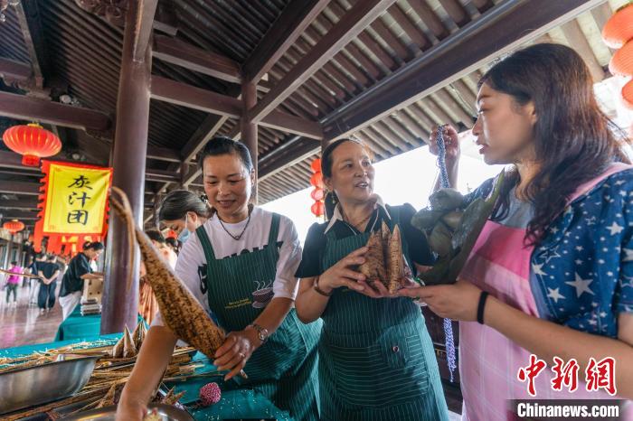 包粽子現(xiàn)場(chǎng)?！⌒弥?攝