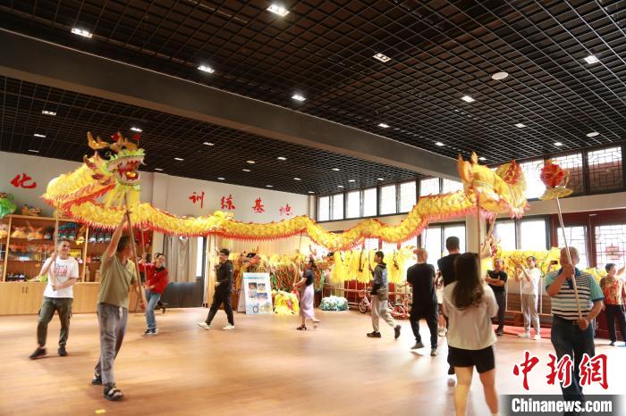 臺(tái)胞臺(tái)屬體驗(yàn)舞龍?！≈芪的裙﹫D