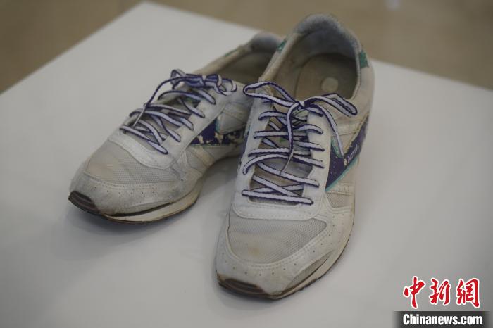 圖為展出的韓國(guó)前總統(tǒng)金泳三曾使用的慢跑鞋?！⑿?攝