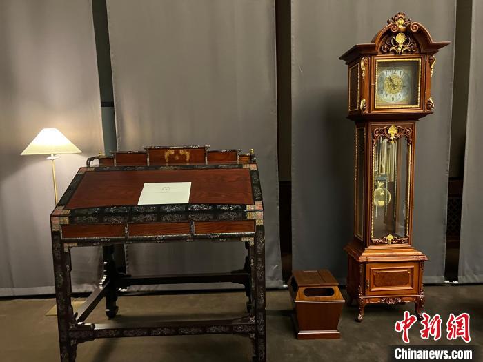 圖為春秋館展覽陳設(shè)的青瓦臺(tái)家具?！⑿?攝