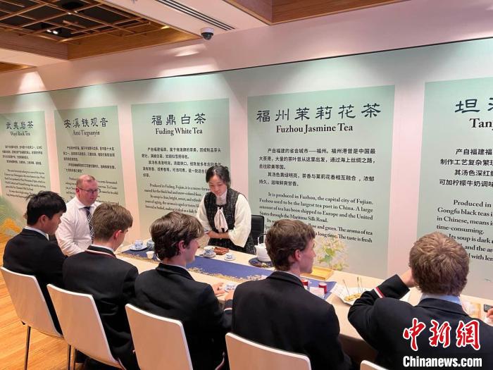 澳大利亞悉尼中學生參加“茶和天下”雅集文化體驗活動。　顧時宏 攝