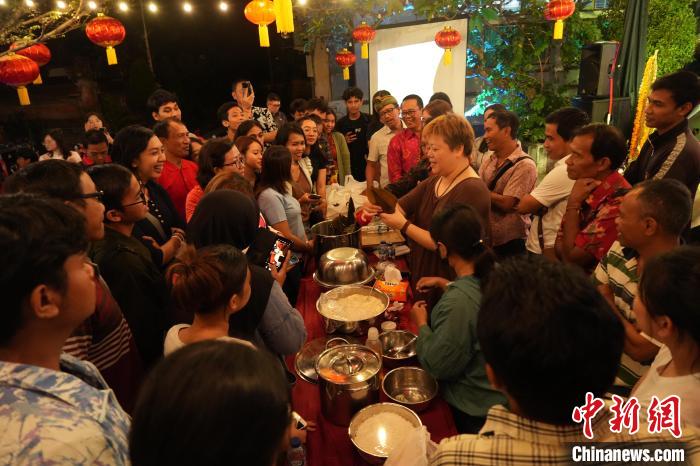 現(xiàn)場包粽子教學(xué)。陶暹光攝