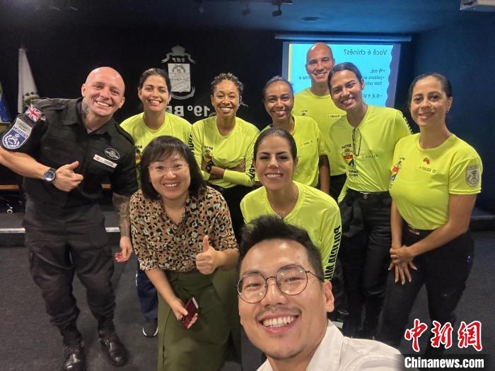 里約旅游警察上中文課?！±锛s熱內(nèi)盧天主教大學(xué)孔子學(xué)院供圖