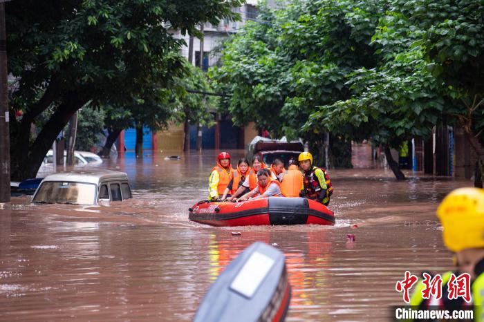 7月4日，萬(wàn)州區(qū)五橋街道，消防救援人員用沖鋒舟救援轉(zhuǎn)運(yùn)被困群眾。　冉孟軍 攝