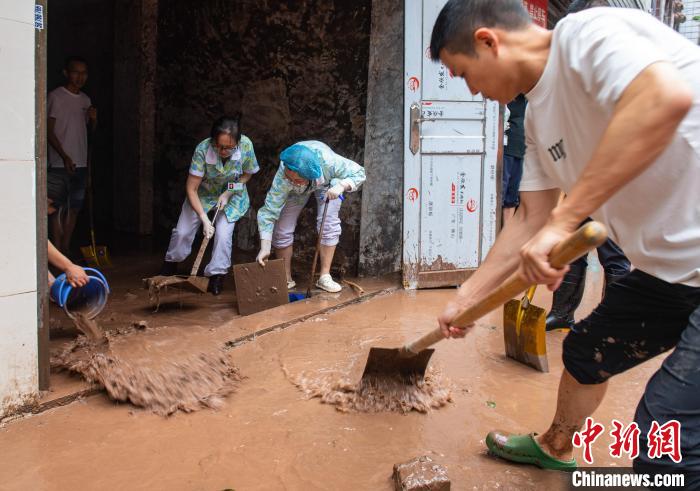 7月4日，萬(wàn)州區(qū)五橋街道，洪水退去后，居民開(kāi)展清淤工作?！∪矫宪?攝